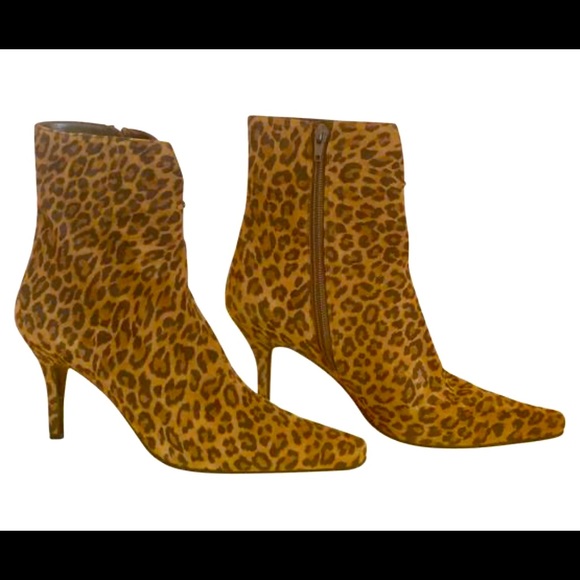 Stuart Weitzman Shoes - 🌟SOLD🌟Stuart Weitzman Booties in Cashew Leopard Suede